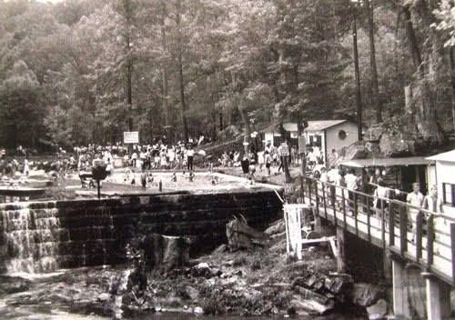 Crowds at the Blue Hole swimming hole, Blount Springs